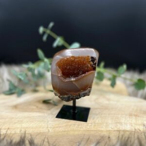 Agaat op standaard in een modern interieur als decoratieve eyecatcher, Dichtbij uitzicht van een agaat op standaard in natuurlijke kleuren, Agaat op standaard geplaatst op een houten tafel in een minimalistisch interieur, Agaat steen op standaard in verschillende patronen en kleuren, Agaat op standaard met prachtiger glinstering, uitgelichte collectie, Uitgelichte collectie, Welkom Bij Natuursteentje