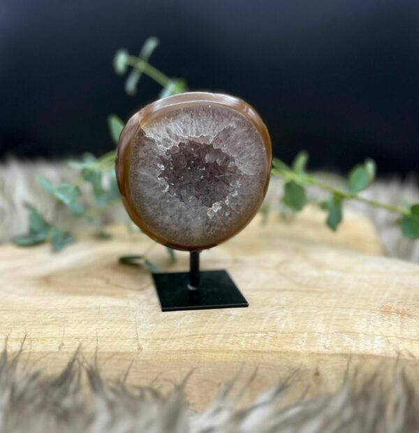 Agaat op standaard in een modern interieur als decoratieve eyecatcher, Dichtbij uitzicht van een agaat op standaard in natuurlijke kleuren, Agaat op standaard geplaatst op een houten tafel in een minimalistisch interieur, Agaat steen op standaard in verschillende patronen en kleuren, Agaat op standaard met prachtiger glinstering, Uitgelichte Collectie, Uitgelichte collectie, Welkom Bij Natuursteentje