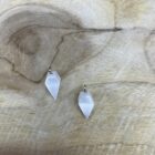 Seleniet hanger in de vorm van een pendel, Seleniet hanger pendel voor aan een ketting, Seleniet pendel hanger, Seleniet met maanachtige glinstering