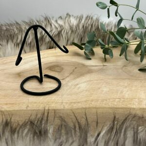 Zwarte sierlijke standaard om een agaatschijf in te presenteren, STandaard voor Agaatschijf, Standaard met agaatschijf in rustige setting, Decoratieve standaard voor edelstenen en mineralen