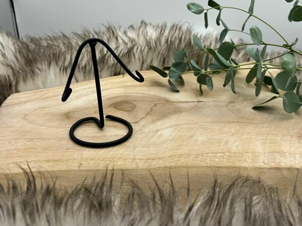 Zwarte sierlijke standaard om een agaatschijf in te presenteren, STandaard voor Agaatschijf, Standaard met agaatschijf in rustige setting, Decoratieve standaard voor edelstenen en mineralen