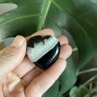 Black Agate Heart, Zwart Agaat Hartje. Zwarte Agaat Hartje met druzzy kristal